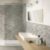 Piastrella Quarzite Cenere 30,8X61,5 Effetto Muretto In Pietra -Vendite BagnoVivo piastrella quarzite cenere ambientazione 2