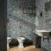 Decoro Wallart Flowery Avio Gres Sottile Effetto Carta Da Parati Floreale Composizione 100x100 -Vendite BagnoVivo wallart flowery blue amb